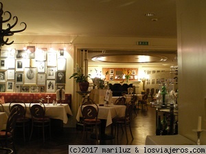 CAFE SACHER EN INNSBRUCK
Interior del famoso Cafe Sacher donde tomamos una buenísima Sachertarte.
