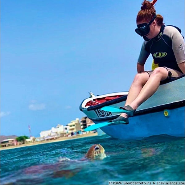 Excurión de tortugas en el océano atlántico, Islas de Barlovento
Buceadora turista en barca navegando en las Islas de Barlovento, Cabo Verde
