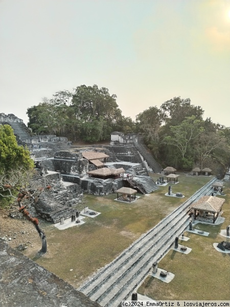 Acrópolis central de Tikal
Situada justo al lado del templo I es considerada como una de las estructuras más antiguas de la ciudad. Se sabe que su construcción se inició en 350 d.C y se convirtió en complejo funerario de la dinastía gobernante desde la época clásica
