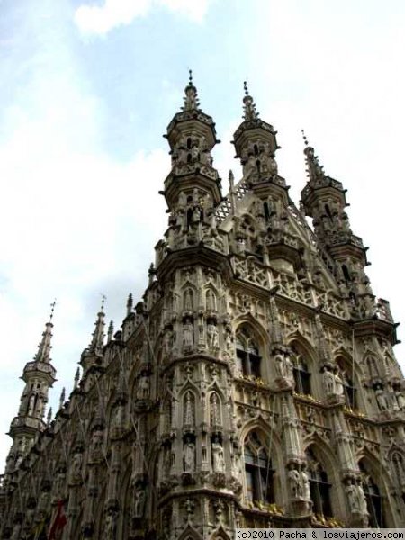 Ayuntamiento de Lovaina
Edificio del ayuntamiento de Lovaina, se encuentra en la Plaza Mayor o Grote Markt y es de arquitectura gótica brabantina. La construcción comenzó en el año 1439 .
