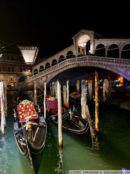 Venecia (Ponte Rialto)
Venecia; Gran Canal y góndolas en Ponte Rialto
