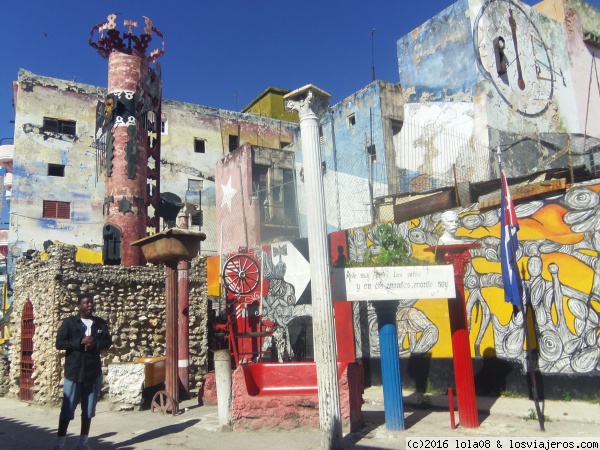 Callejon de Hammel (La Habana)
Un callejon lleno de grafitis, arte y musica.
