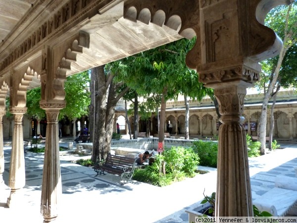 Forum of Udaipur in India y Nepal: Patio en el City Palace.- Udaipur (India)