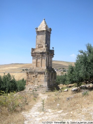 Mausoleo en Dougga.-Túnez
Mausoleo púnico-líbico.-Siglo II aC. Tiene una altura de 21m.- Dougga
