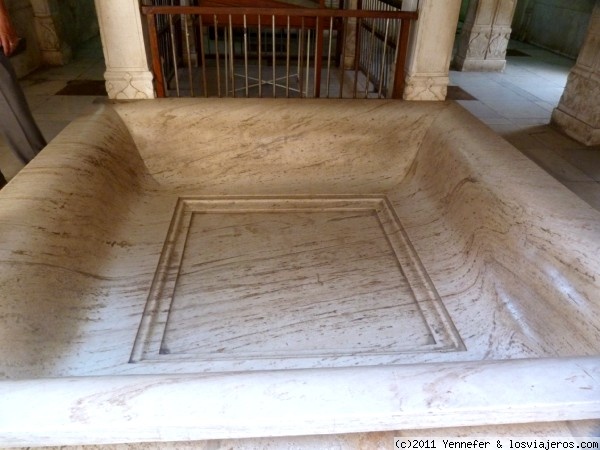 Estanque de mármol monolítico en el City Palace.-Udaipur (India)
Este estanque se llenaba con tantos kilos de monedas como pesaba el maharajá, que luego se repartían entre el  pueblo.-
