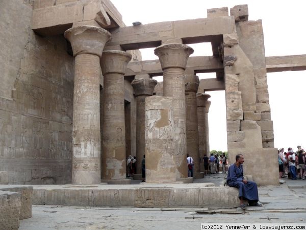 Templo de Kom ombo. Egipto
Templo de Kom Ombo, también conocido como de Sobek y Haroeris, ya que el lado izquierdo está dedicado al dios Horus, y el derecho, simétrico al anterior, a Sobek el dios con cabeza de cocodrilo.
