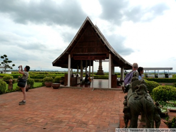 Aeropuerto de Sukhothai
Pequeñito, recogido.- No hay cinta para recoger el equipaje.- Llega en una carretilla y te lo entregan en mano.- Mas personal imposible.
