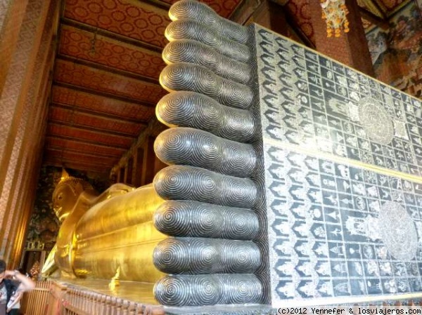 Buda reclinado.- Bangkok
Buda reclinado dorado en el Wat Po.- Tiene una longitud de 46 metros y una altura de 15 metros
