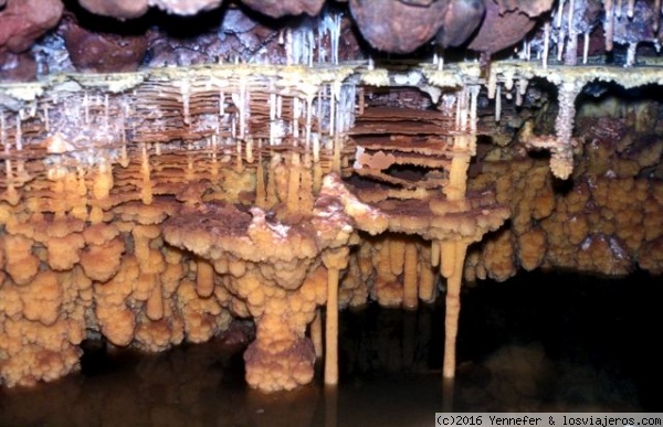 Cueva Fuentemolinos. Puras de Villafranca (Burgos)
Cueva recorrida por un río y con unas formaciones calcáreas preciosas. No esta abierta ni preparada para el turismo
