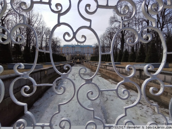 Palacio de Catalina en Pushkin -
Canal por el que corre el agua de la cascada ahora helado, pero pronto lucirá todo su esplendor.
