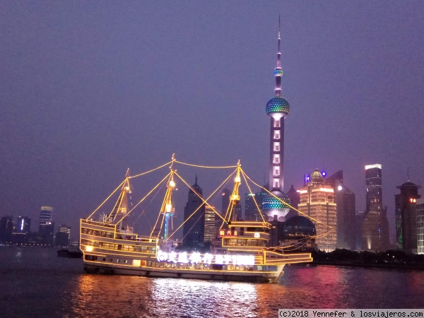 Skyline y barco. Shanghai
Otra mas de The Bund con barquito
