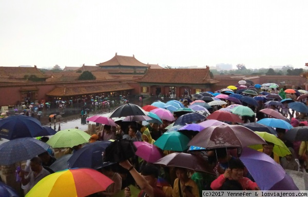 Diluvia sobre la Ciudad Prohibida. China
Cuando llueve, aparecen las setas...digo los paraguas. En la Ciudad Prohibida había miles.

