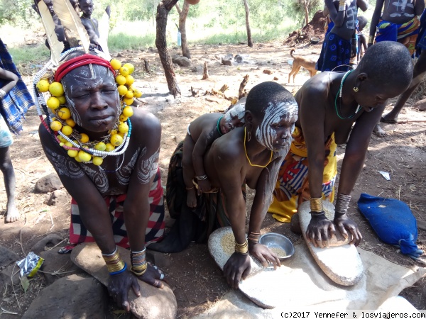 Etnia Mursi. Parque Mago
Mujeres de la Etnia Mursi en el parque Mago con el característico platillo de barro que las mujeres portan en el labio inferior
