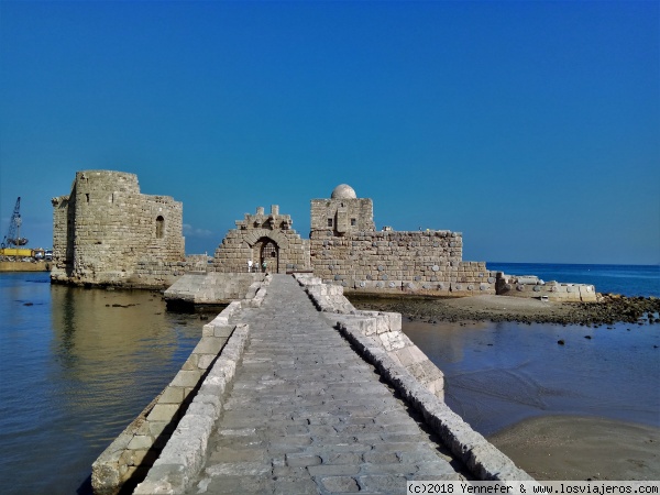 Castillo del mar en Sidón
Castillo construido por los Cruzados en 1228. Está en una isla unida al continente por una calzada de unos 80 metros
