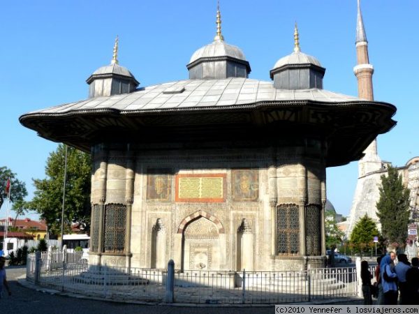 Fuente Ahmed III.- Estambul
Fuente Ahmed III situada frente al Palacio Topkapi.-
