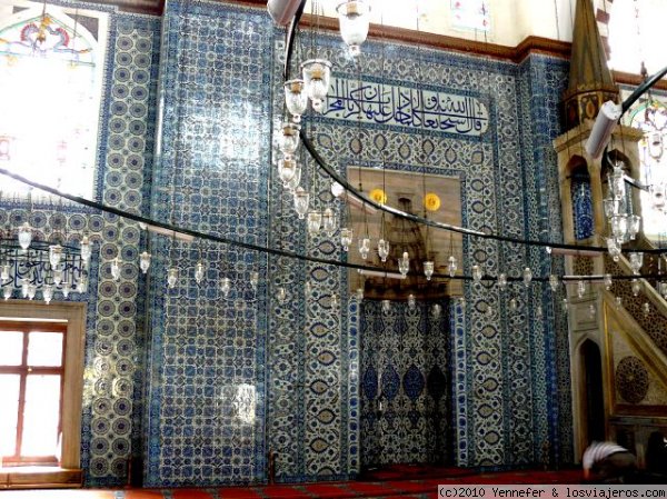 MIHRAB RUSTEM PASHA
Mihrab decorado con azulejos de Iznik y mocárabe de la mezquita de Rustem Pasha en Estambul,
