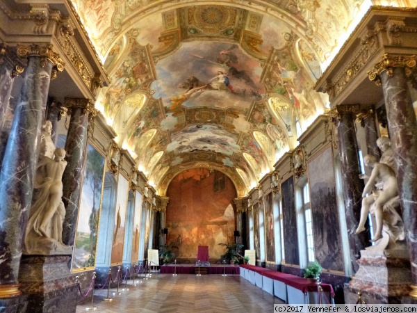 Sala de los Ilustres en el Capitolio. Toulouse
Tiene 70 metros de largo y está adornada con preciosos frescos y los bustos de los personajes locales mas importantes.
