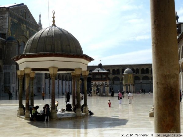 CUPULA DEL RELOJ, DE LAS ABLUCIONES Y DEL  TESORO.-DAMASCO
En primer término cúpula del reloj, seguida por la cúpula de las abluciones y al final la del tesoro, en el patio de la Gran Mezquita Omeya de Damasco

