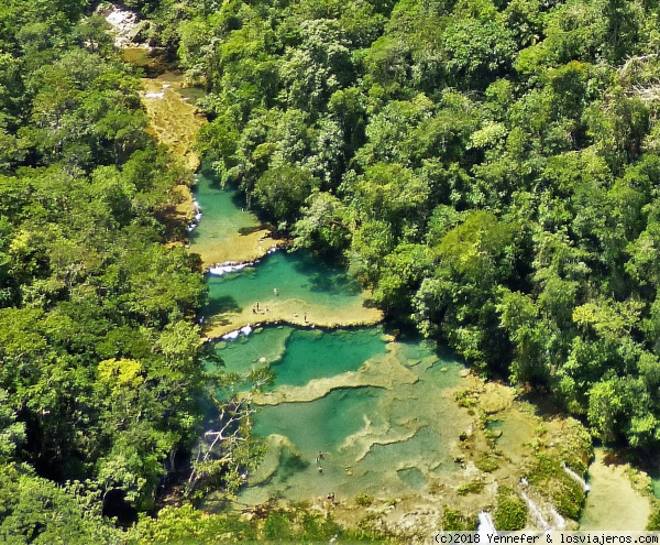 Semuc Champey - Guatemala
Conjunto de pozas escalonadas y de agua cristalina rodeadas de vegetación que forman un paisaje precioso. Bajo ellas y subterráneo, circula el río Cahabón durante unos 300 metros.
