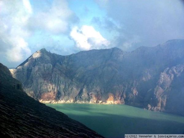 Luces y sombras sobre el lago esmeralda. Java (Indonesia)
Entre el paso de unas nubes y las siguientes, el sol aporta un poco de luz sobre el lago que cubre el cráter del volcán Kawa Ijen
