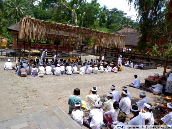 Rezando en Thirta Empul. Bali
Momento para el rezo en Pura Thirta Empul
