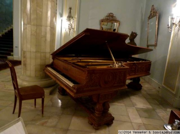 PIANO DE COLA. Teherán
Precioso y elaborado piano de cola en una de las salas del palacio Niavarán. Teheran (Irán)
