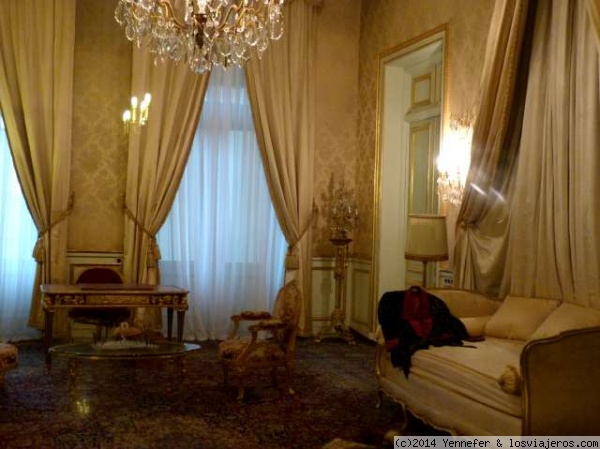 HABITACIÓN DEL SHAH. PALACIO NIAVARÁN. TEHERÁN
Detalle de la habitación del Shah. La alfombra fue tejida en Kerman.
