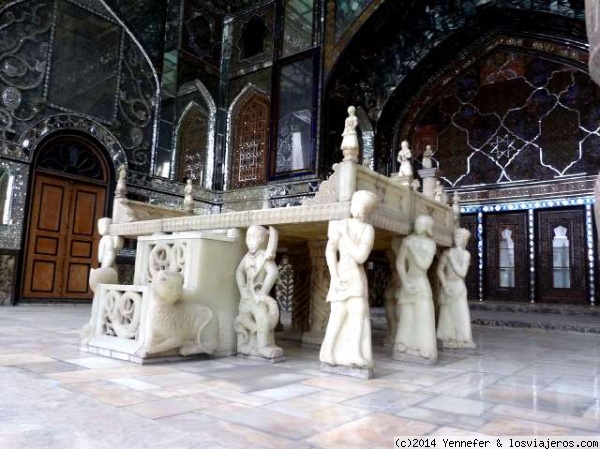 TRONO DE MÁRMOL EN EL PALACIO DE GOLESTÁN. TEHRÁN (IRÁN)
El trono está formado por 75 piezas de mármol, y adornado con relieves,pinturas,estucos, azulejos,, esmaltes y celosías.
