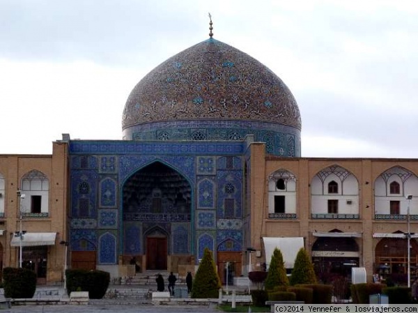 MEZQUITA SHEIKH LOTFOLLAH. ISFAHAN (IRÁN)
Situada en la Meydan-e Naghsh-e Jahan (plaza del Imán) es una mezquita algo particular ya que carece de patio central, no tiene iwans ni minaretes. Su decoracion esmaltada, polícroma y con motivos florales es preciosa. La cúpula es inconfundible.
