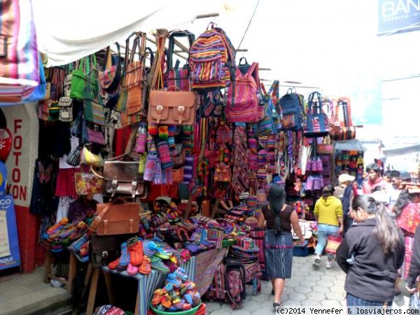 Mercado de Chichicastenango (Guatemala)
Chichicastenango celebra mercado los jueves y los domingos, siendo éste el día de mas bullicio.
