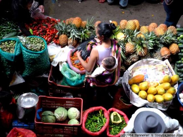 Vendedora en mercado de Chichi (Guatemala)
Mamá y bebé vendiendo frutas en Chichi
