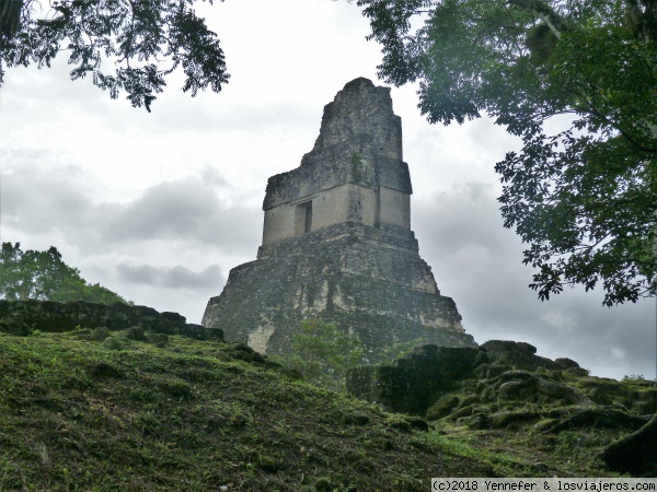 Templo de las Máscaras en Tikal
También llamado Templo de la Luna, tiene una altura de 38 metros y estaba dedicado a la función funerario-ceremonial de los mayas.
