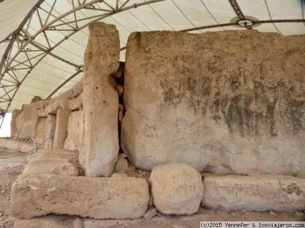 Templo de Hagar Qim. Malta
Muro exterior que rodea el templo, con piedras megalíticas. Una de ellas mide poco mas de 5 metros  y alcanza un peso de 57 toneladas. Fue construído entre el 3600 y 3200 a.C.
