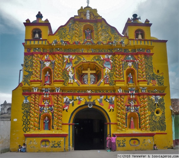 Iglesia San Andrés de Xecul
La llamativa iglesia de San Andrés de Xecul en cuya fachada dicen que se acumulan cerca de doscientas figuras.
