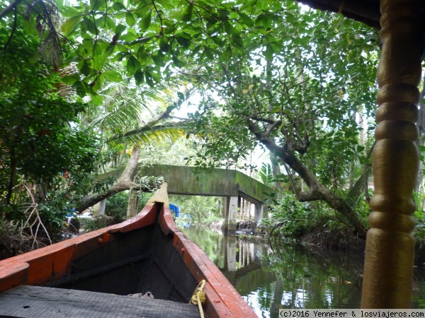 Canales en Allepey - India
Paseo en barquita por los pequeños canales de las backwaters en Allepey
