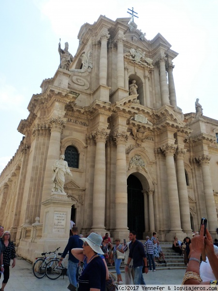 Catedral de Siracusa - Sicilia
Fachada barroco siciliano con capiteles de estilo jónico y corintio, cornisas y estatuas de la Virgen Maria, qerubines y el papa Clemente XIII
