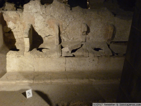 Letrinas del Templo Dórico - Siracusa
Letrinas del templo dórico dedicado a Atenea, bajo la catedral de Siracusa

