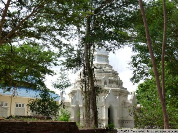 Pagoda octogonal en Bagan (Myanmar)
Pagoda octogonal en restauración
