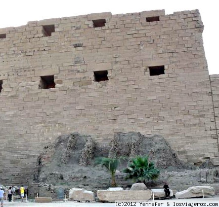 Uno de los pilones en Karnak. Egipto
Se puede apreciar los restos de la pared auxiliar utilizada para construir el pilón.
