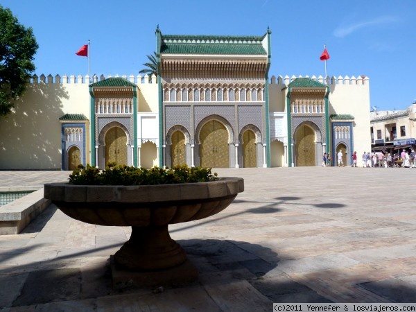 Palacio Real.- Fez
Palacio Real o Dar El Makhzen, es la residencia oficial de los monarcas marroquíes cuando visitan Fez.- Ocupa unas 80 hectáreas y no se puede visitar.- Solo se pueden ver las puertas de entrada en madera maciza y bronce.- Siglo XIV
