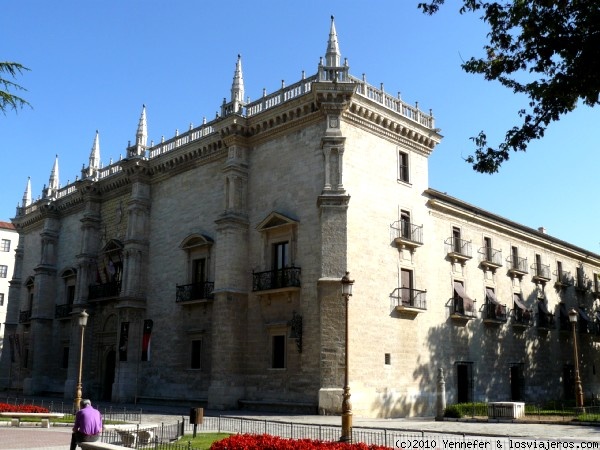 Colegio Mayor de Santa Cruz.-Valladolid
Edificio de estilo plateresco.- Siglo XV
