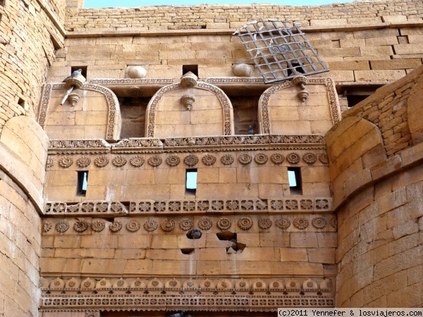 Detalle en la fortaleza de Jaialmer (India)
Detalle de la parte superior de la primera puerta de entrada a la Fortaleza de Jaisalmer (India)
