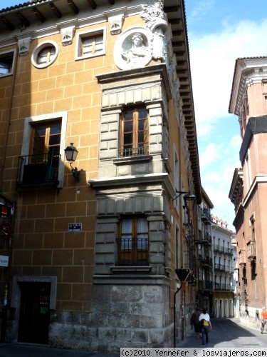 Palacio Marqueses de Valverde.- Valladolid
De principios del siglo XVI.- Lo mas relevante de este palacio son la balconada y la ventana en esquina, que nos recuerdan a otra igual del palacio de los condes de Ribadavia.- Parece ser que existe una leyenda sobre las figuras del hombre y la mujer que aparecen en la esquina.-
