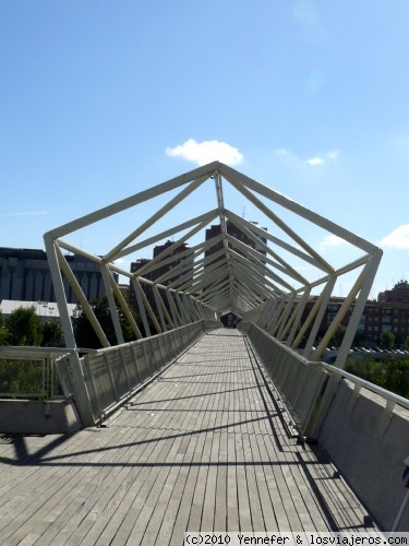 Puente sobre el Pisuerga.-Valladolid
Puente sobre el Pisuerga que da acceso al museo de la Ciencia.-Valladolid
