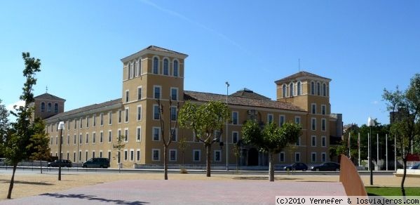 Otra vista del Monasterio del Prado.- Valladolid
Del siglo XV la primera construcción era un pequeño claustro, casa y ermita.- Posteriormente ampliado por orden de Isabel la Católica.-
Tuvo varios usos como cárcel y manicomio.- Actualmente es la sede la Consejería de Educación y Cultura de la JCyL
