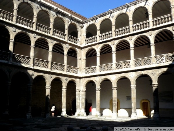 Patio del Colegio Mayor de Santa Cruz.-Valladolid
De finales del siglo XV y proporciones matemáticas tiene 3  alturas con siete arcadas de medio punto.-
