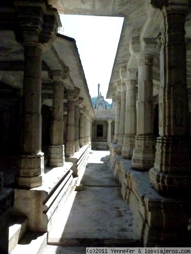 Exterior templo Chaumukha.- Ranakpur
Pasillo en el exterior del templo de chaumukha
