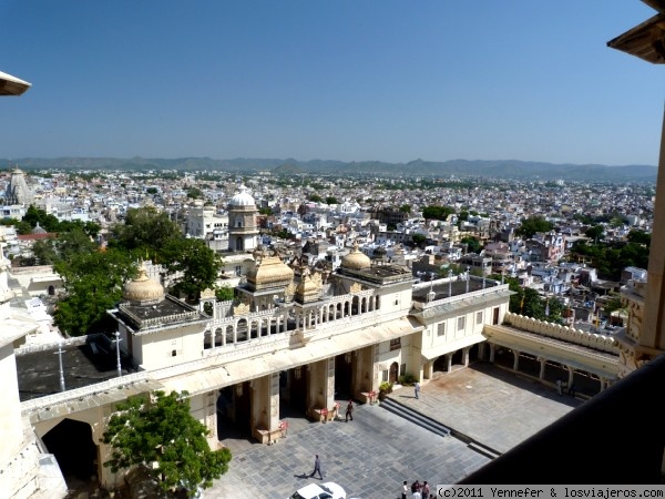 Udaipur (India)
Vista de Udaipur desde el City Palace y de la puerta de entrada al mismo
