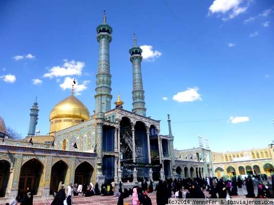 MAUSOLEO DE FÁTIMA AL-MASUMA EN QOM
Minaretes y cúpula dorada que alberga el sepulcro de Fátima, hermana del Imán Reza, el Octavo Imán.
