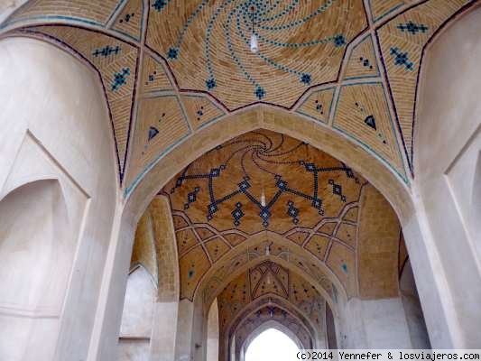 DETALLE DE LA DECORACIÓN MEZQUITA AGHA BOZORG. KHASAN
Dibujos geométricos de azulejos y ladrillos, decoran la mezquita.
